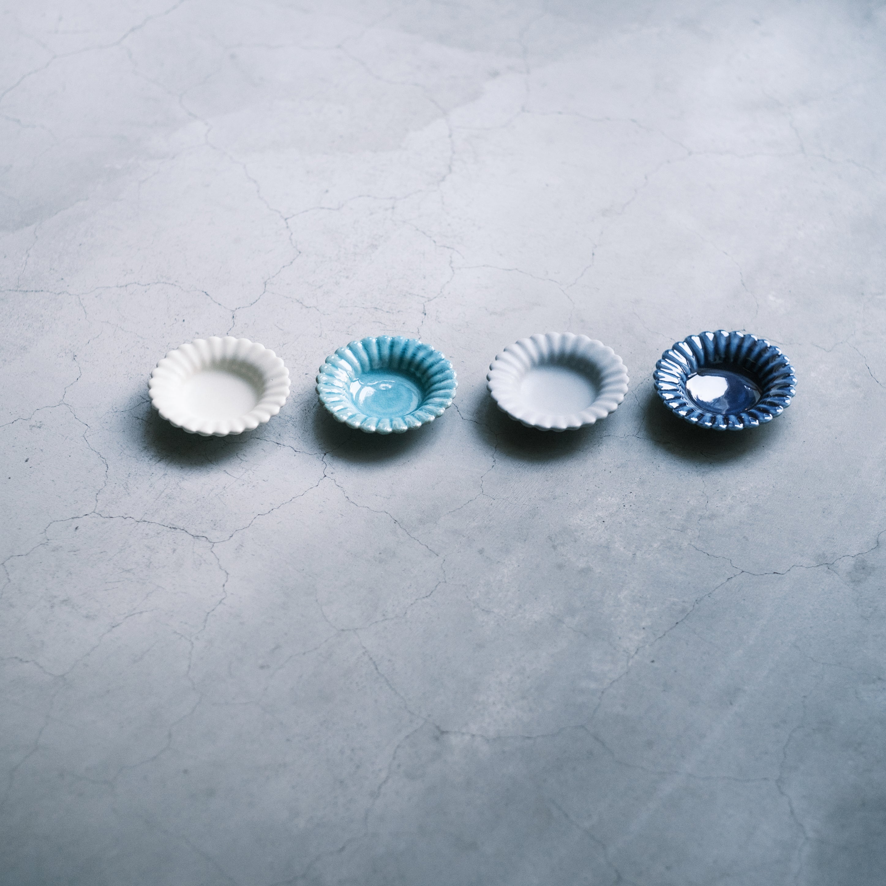Awabi ware  アワビウェア　花型豆皿　4枚セット Awabi ware アワビウェア 花型小皿 アイボリー｜FRANK暮らしの道具