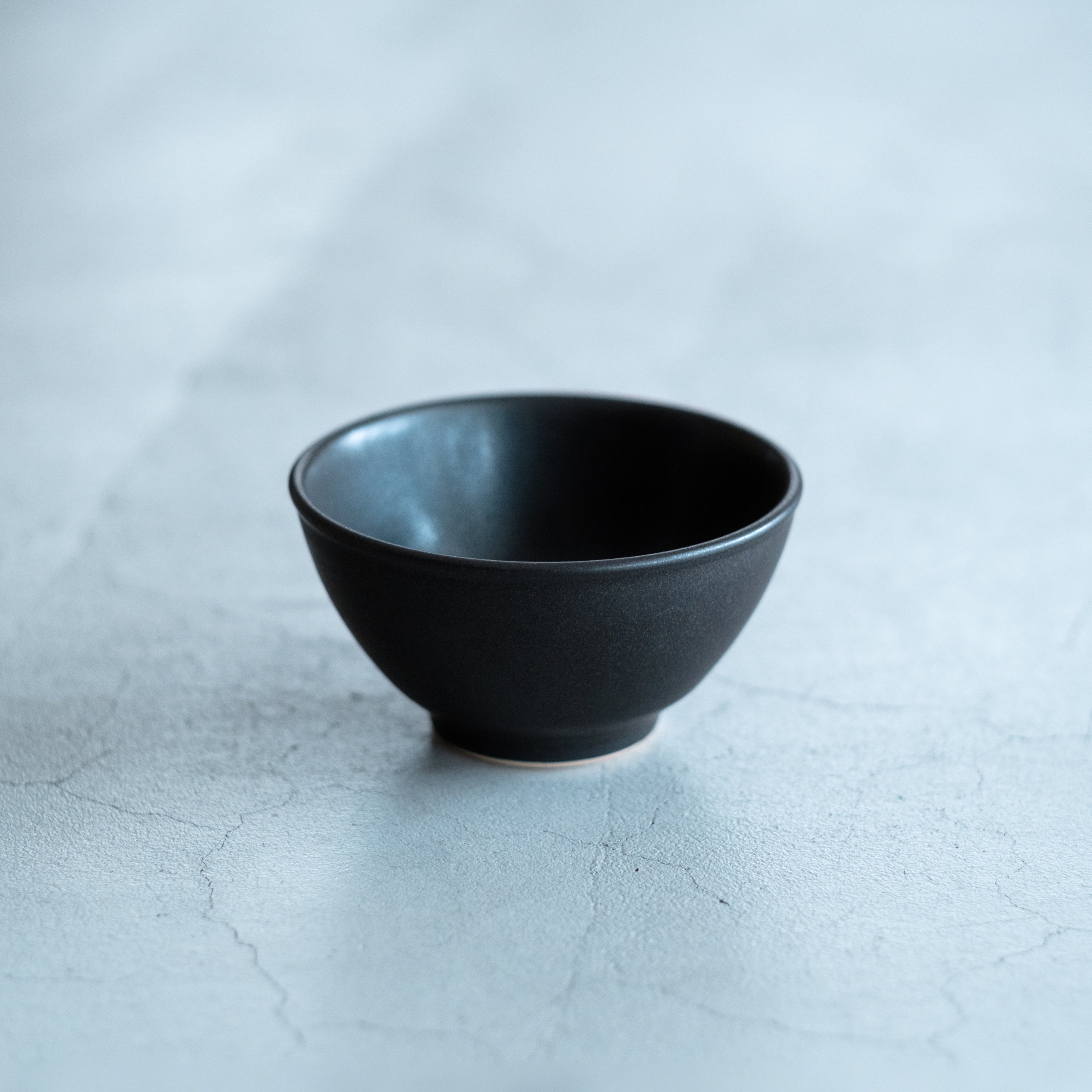 平茶碗　コバルトブルー　【中古美品】 平茶碗 コバルトブルー 【中古美品】 工芸品